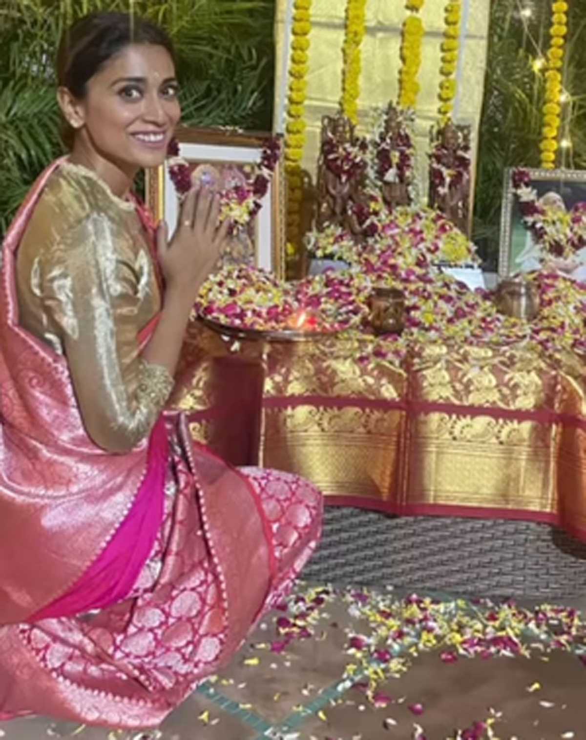 राम मंदिर प्राण प्रतिष्ठा के समारोह के दिन श्रिया सरन ने पहना अपनी शादी का जोड़ा, शेयर की फोटो राम मंदिर प्राण प्रतिष्ठा के समारोह के दिन श्रिया सरन ने पहना अपनी शादी का जोड़ा, शेयर की फोटो